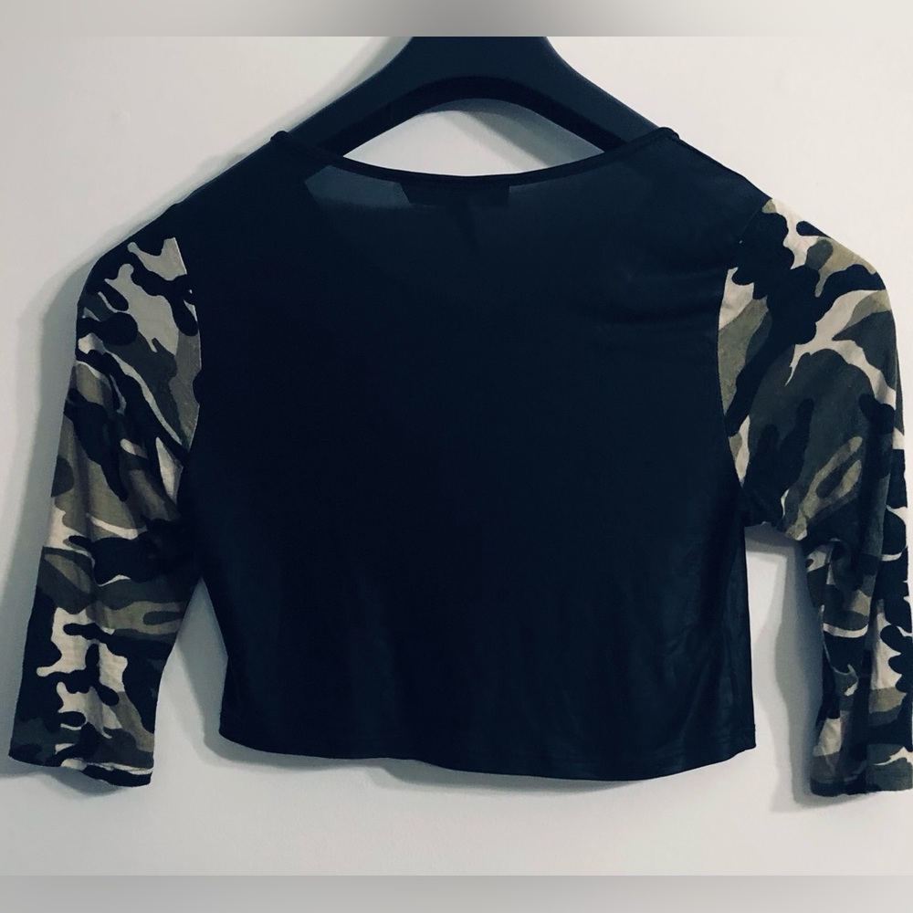 Women’’s crop Top zipper up camo long sleeves black. Small